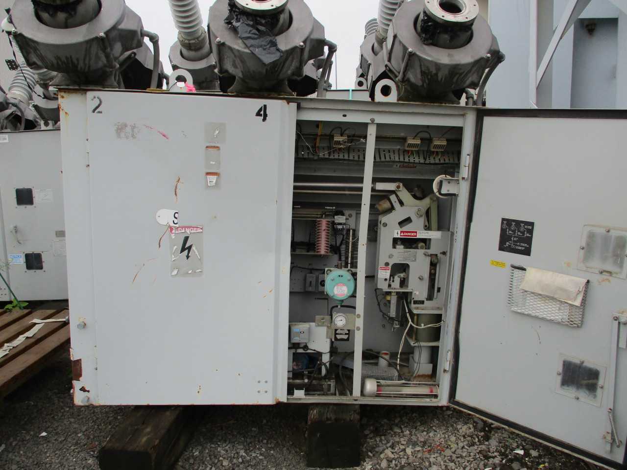 1990 Siemens SP SF6 breaker. Type SP48.3-31.5-3. 48kv, 31.5ka, 1200A - CIRCUIT BREAKERS