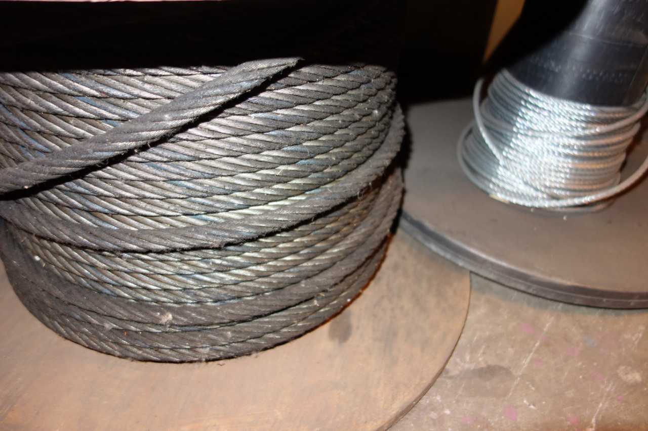 LOT OF TWO SPOOLS OF STEEL WIRE ROPE - ELECTRICAL COMPONENTS