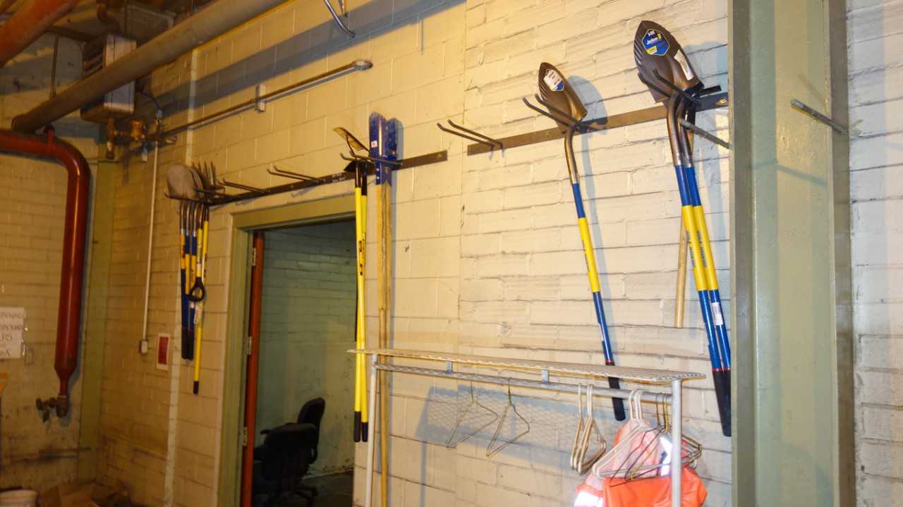 LOT OF ASSORTED HAND TOOLS, SHOVELS, RAKES, PITCH FORKS - ELECTRIC POWER TOOLS