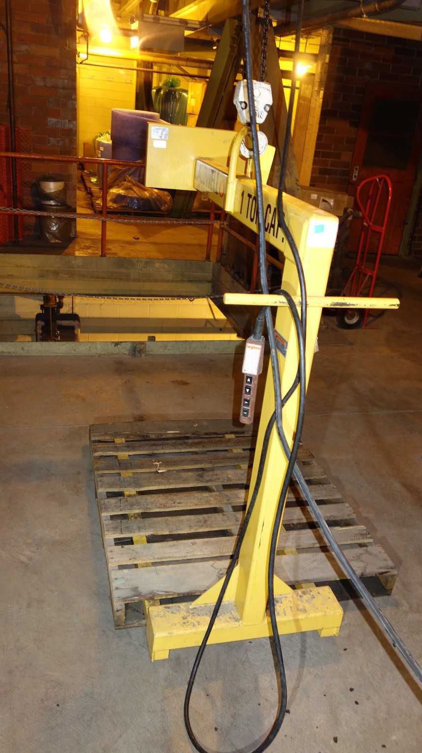 CALDWELL 90-1-48 2000LB 1 TON HAND WHEEL ADJUSTABLE FORKS PALLET LIFTER - LIFTING EQUIPMENT