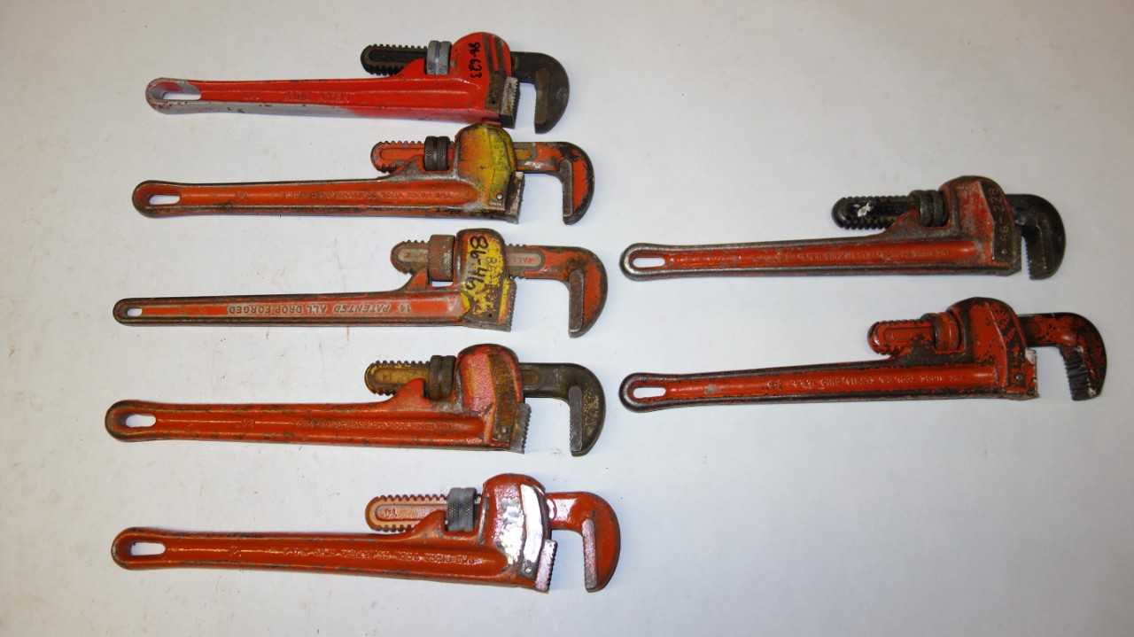 LOT OF 7 ASSORTED 14 IN ADJUSTABLE PIPE WRENCHES - HAND TOOLS