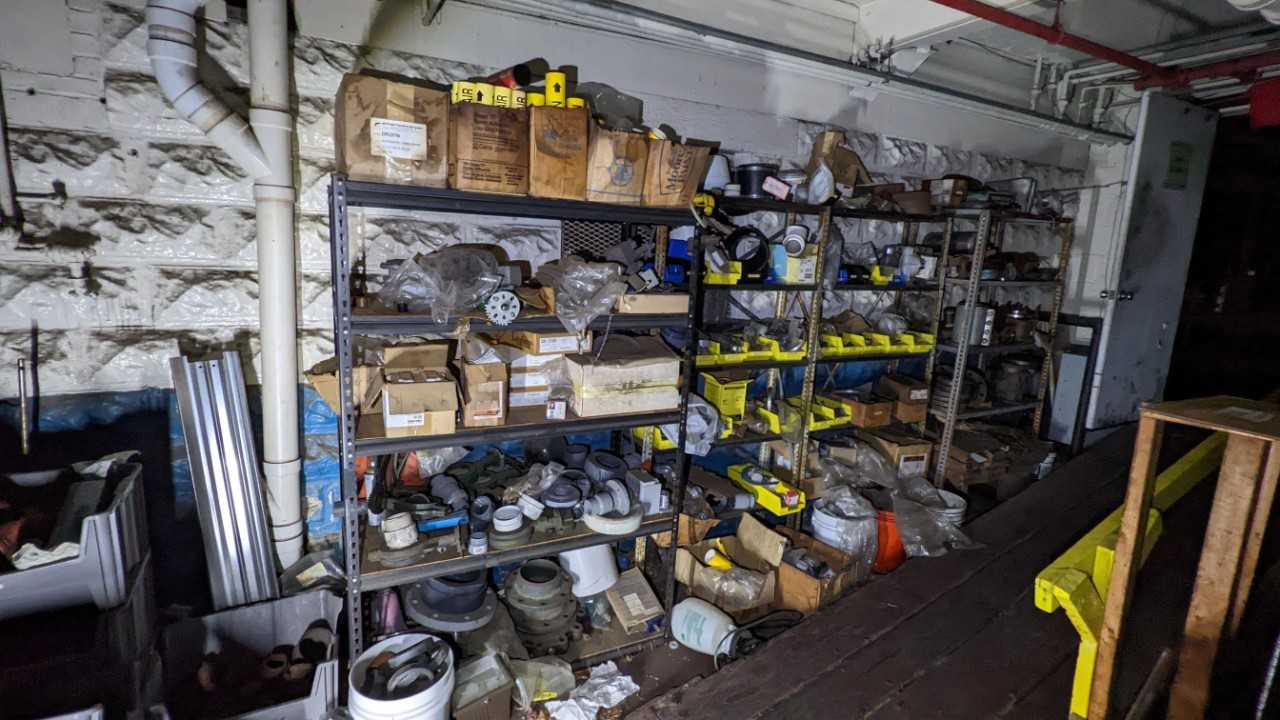 Lot of 4 shelves with contents. - PROCESS EQUIPMENT