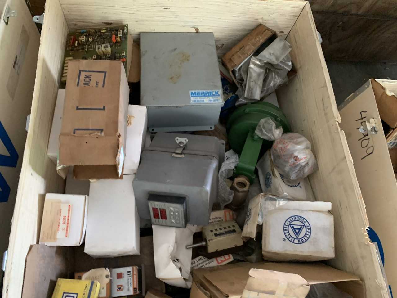 CRATE OF ELECTRICAL AUTOMATION EQUIPMENT PARTS SQUARE D ETC. - ELECTRICAL COMPONENTS