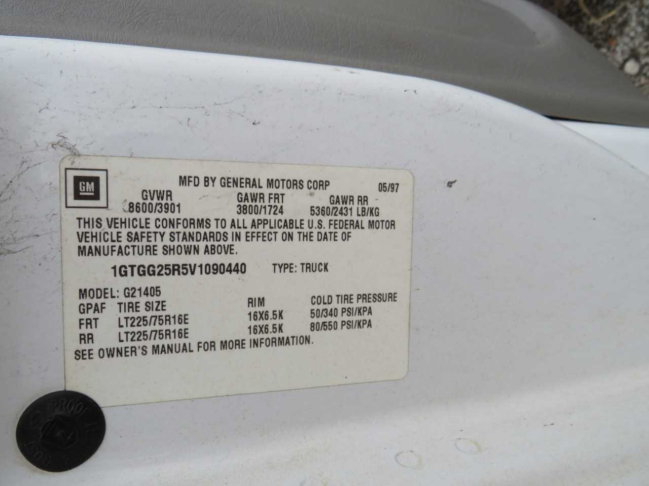 1997 GMC 2500 SAVANA RWD 3 DOOR 8 CYL GAS CARGO VAN  VIN:  1GTGG25R5V1090440 - BUSES