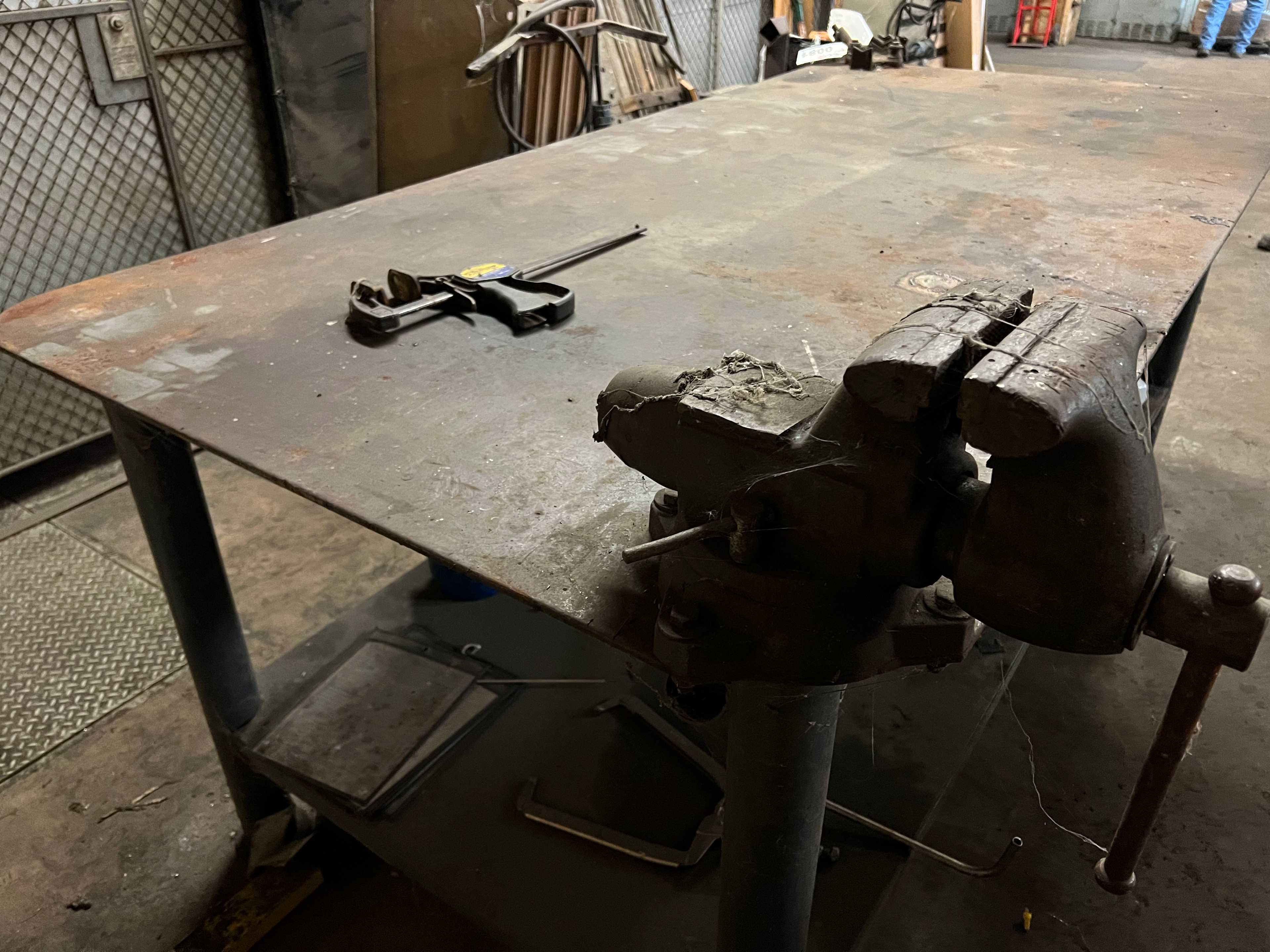 TABLE WITH VICE - MATERIAL HANDLING