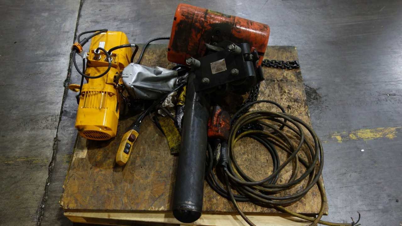 LOT OF 2 ASSORTED ELECTRIC HOISTS, CM LODESTART MODEL R 2 TON, HARRINGTON ER2A-4ASY2563 1/4TON - LIFTING EQUIPMENT