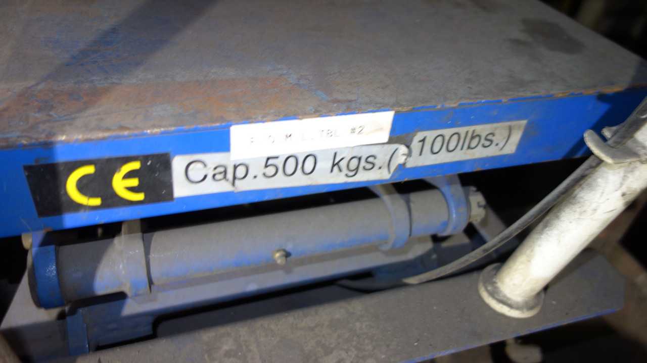 LOT OF 2 MANUAL LIFT CARTS 770LB AND 1100LB - MISCELLANEOUS