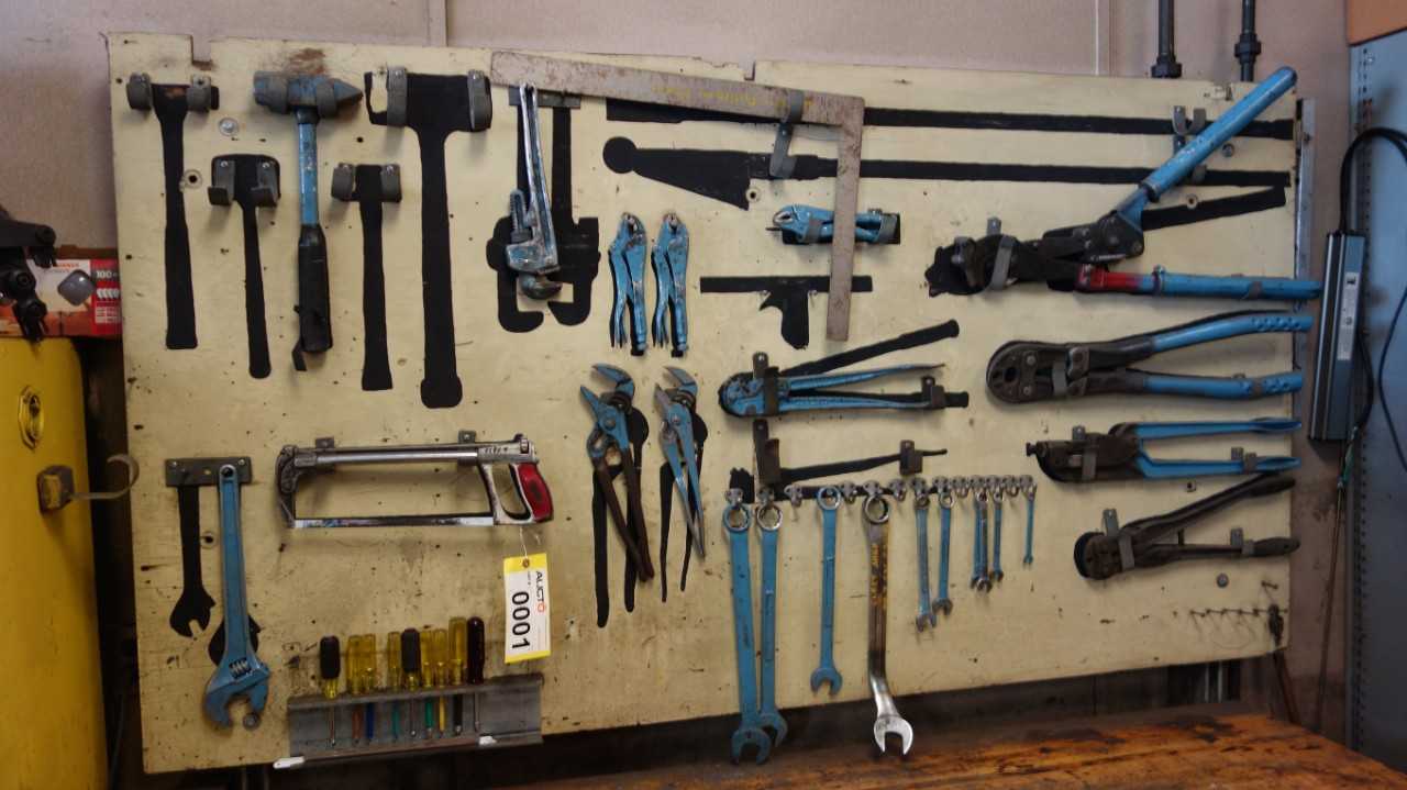 CONTENTS OF WALL - TOOL ORGANIZER - TOOL STORAGE
