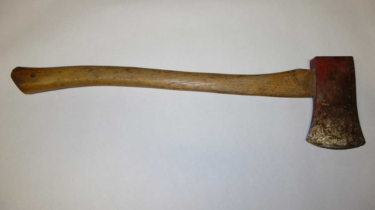 LOT OF 2 ASSORTED AXES - HAND TOOLS