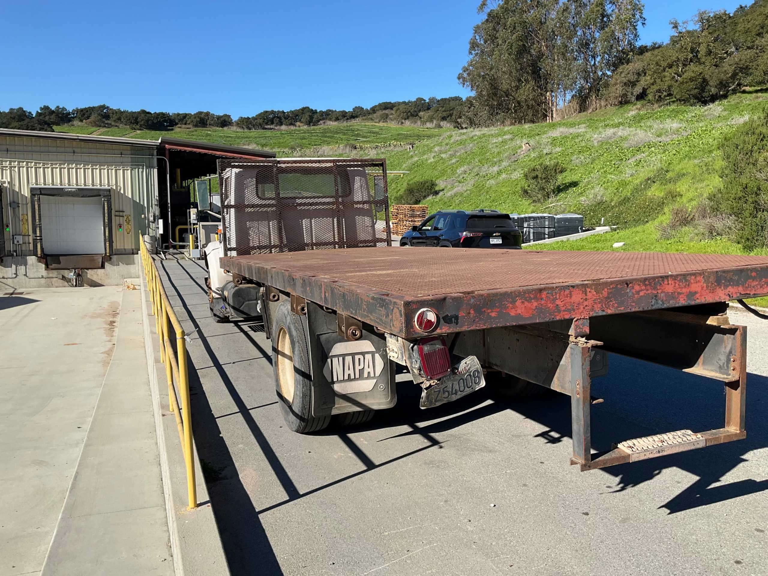 1994 INTERNATIONAL 4900 4X2 FLATBED TRUCK