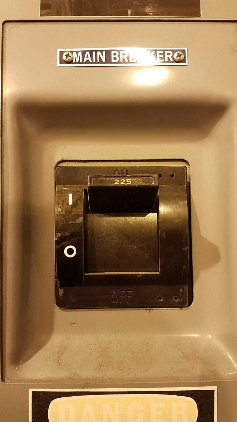 SQUARE D 480V 400A I-LINE PANELBOARD CABINET - 14X FR CIRCUIT BREAKERS - CIRCUIT BREAKERS