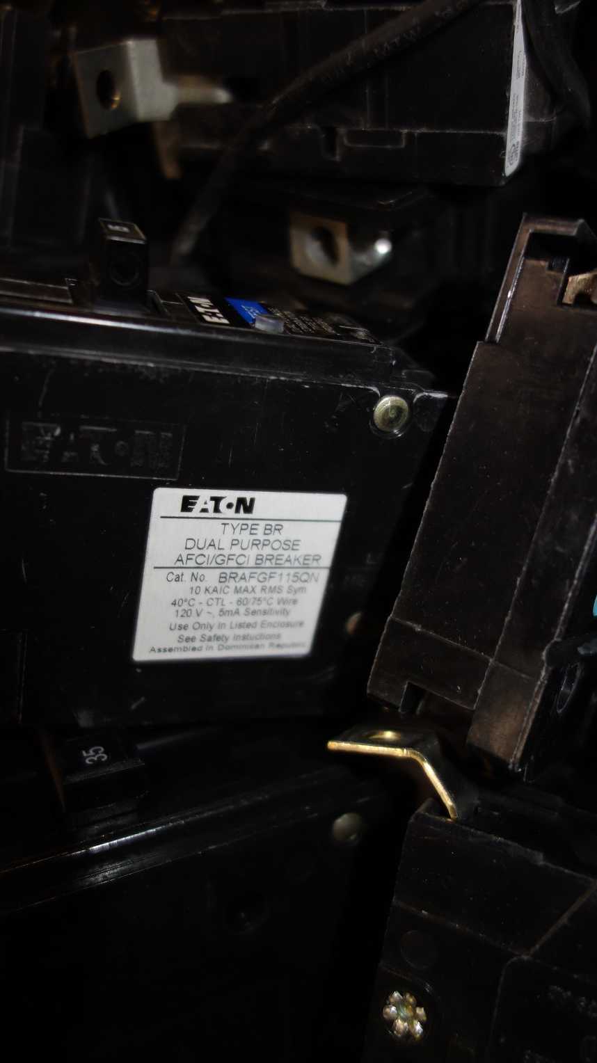 1 PALLET OF ASSORTED EATON QUICKLAG MINIATURE BREAKERS - CIRCUIT BREAKERS