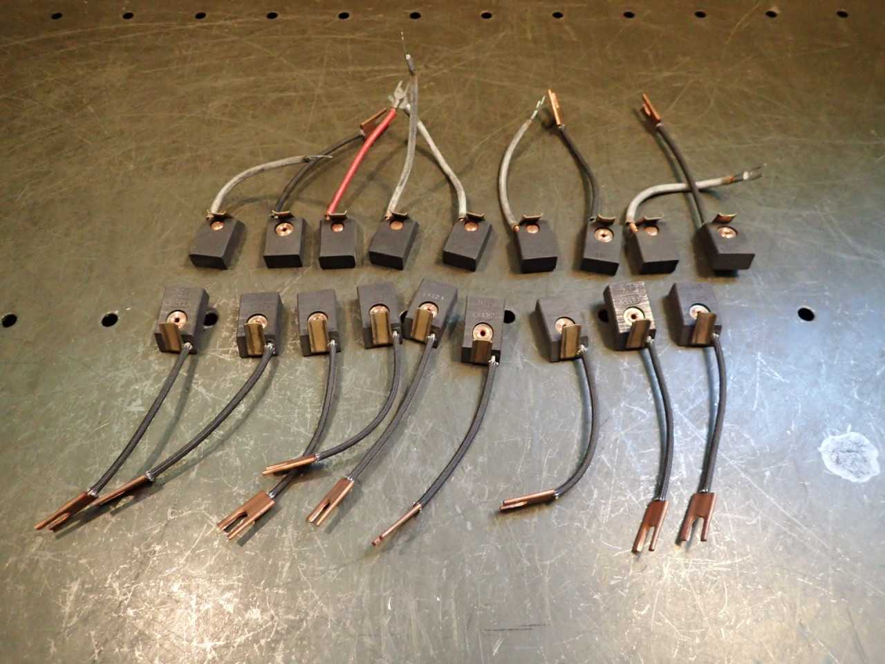 18-pc Lot Riveted Single Shunt Carbon Motor Brushes 1-1/4" x 1" x 3/4" NOS - ELECTRICAL COMPONENTS