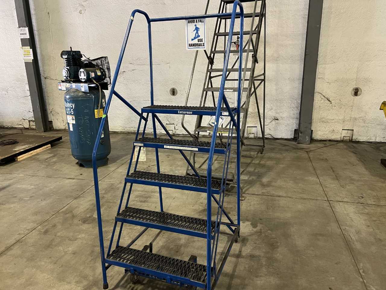 lot of 2 industrial step ladders - MATERIAL HANDLING