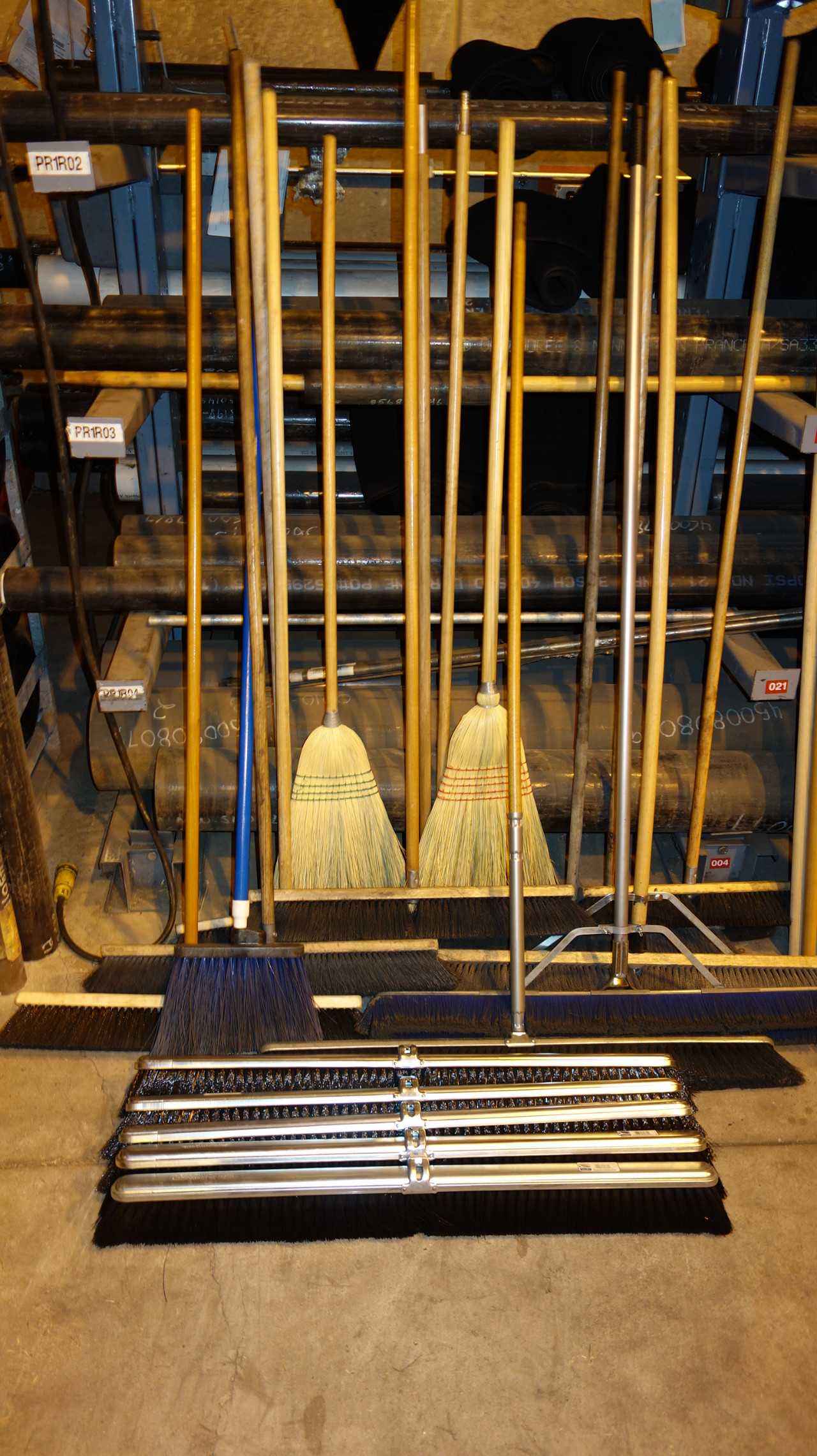LOT OF ASSORTED CLEANING TOOLS, BROOMS, SHOVELS - ELECTRIC POWER TOOLS