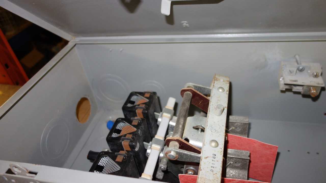 LOT OF ASSORTED DISCONNECT SWITCHES - DISCONNECT SWITCHES