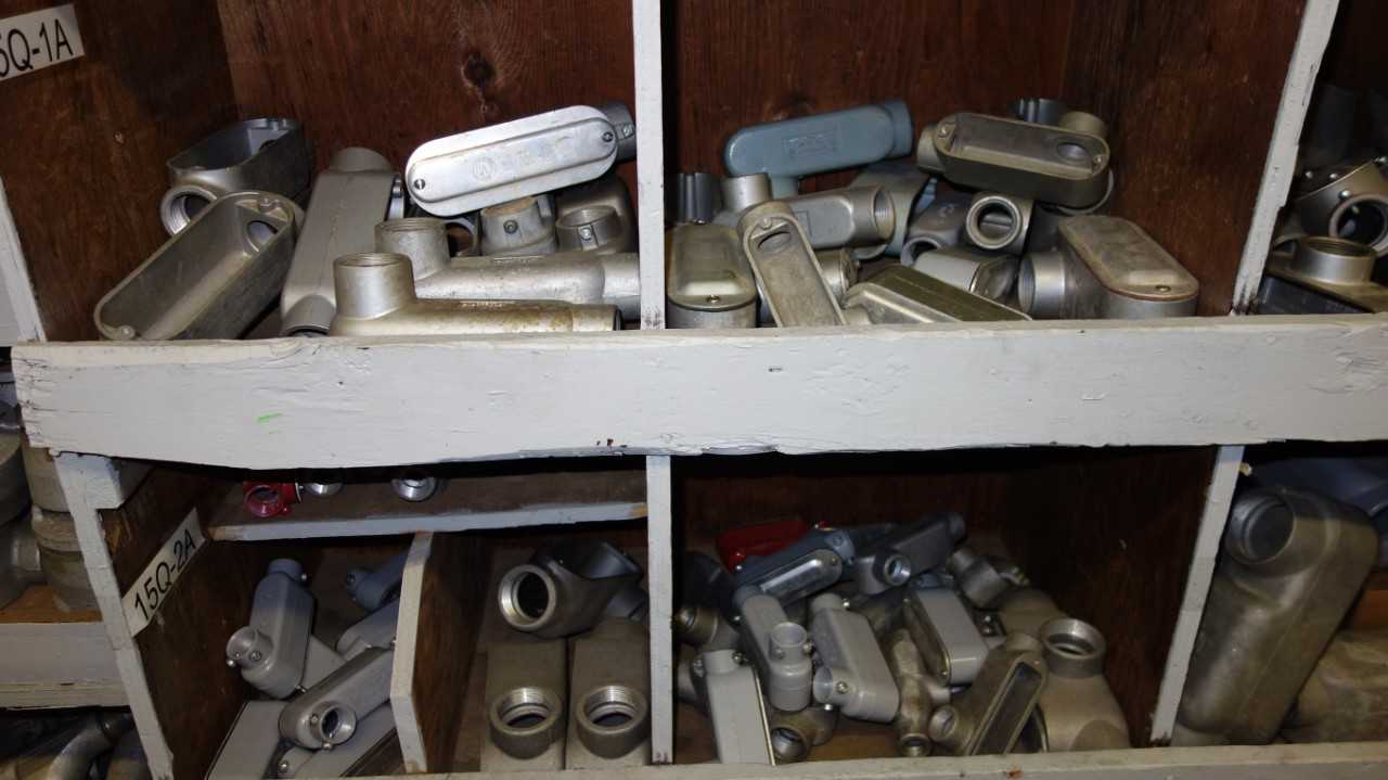 CONTENTS OF PIGEON HOLE CABINET, ASSORTED ELECTRIC CONDUIT FITTINGS - CONDUIT FITTING