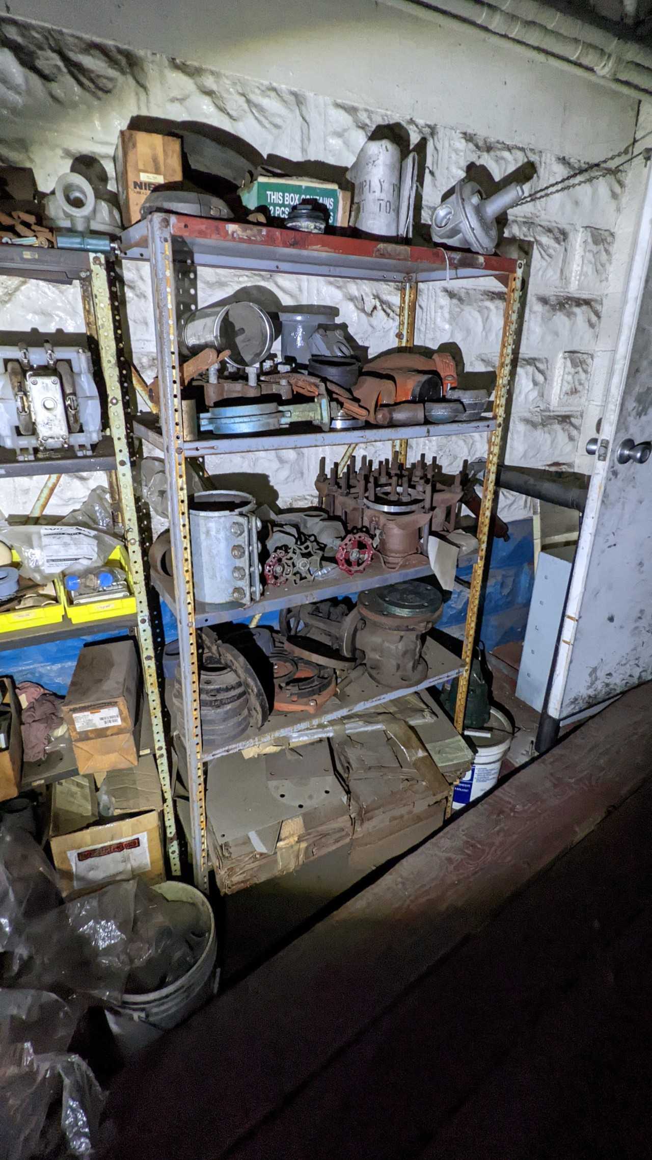 Lot of 4 shelves with contents. - PROCESS EQUIPMENT