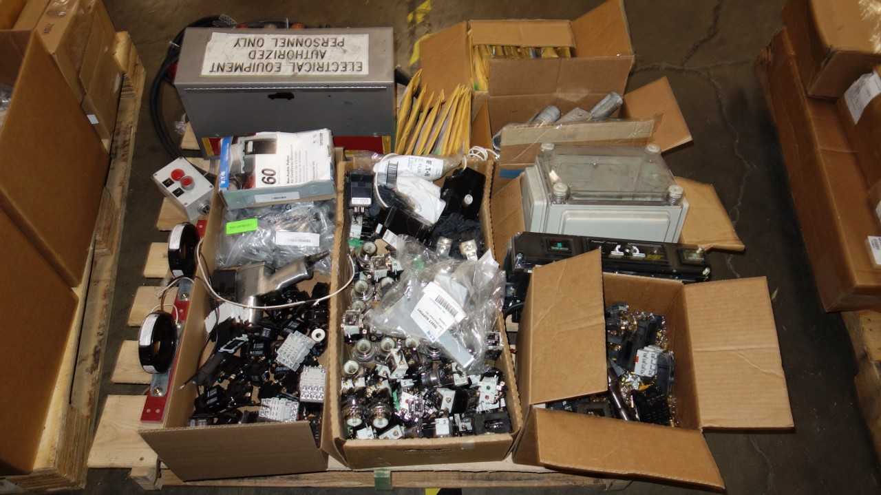 1 PALLET OF ASSORTED EATON ELECTRIC PARTS, PILOT LIGHTS - LIGHTING