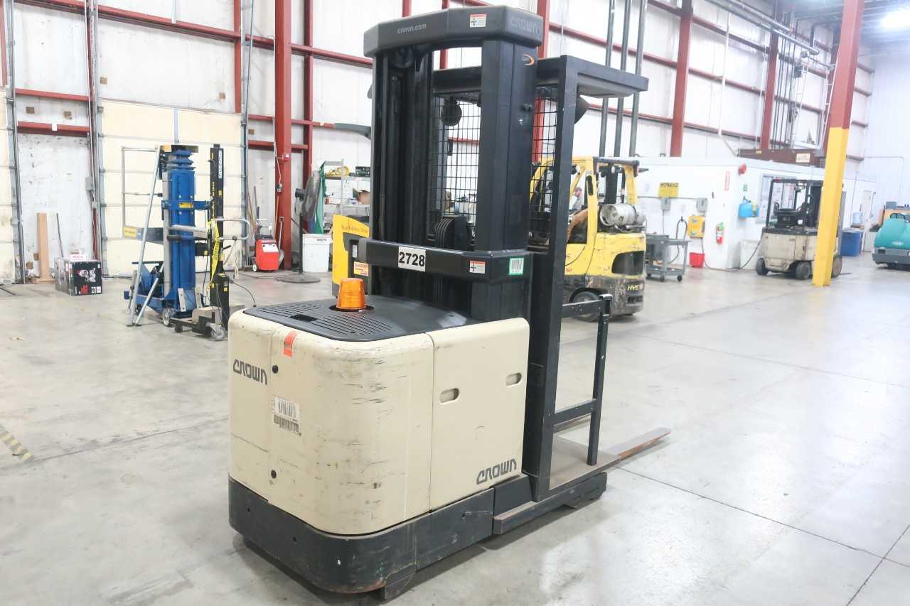 CROWN SP3010-30 ELECTRIC ORDER PICKER REACH TRUCK 24V-DC 3000LBS 148IN - REACH TRUCKS