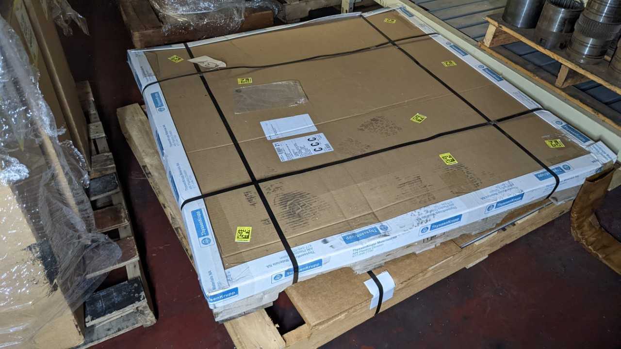 Lot of miscellaneous content and hoist - INDUSTRIAL PARTS