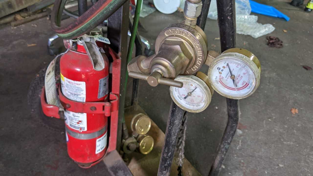 Welding tank cart with weld torch and fire extinguisher - WELDING EQUIPMENT