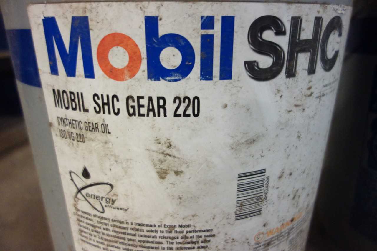 LOT OF 4 ASSORTED MOBIL SYNTHETIC GEAR OIL - GEAR REDUCERS
