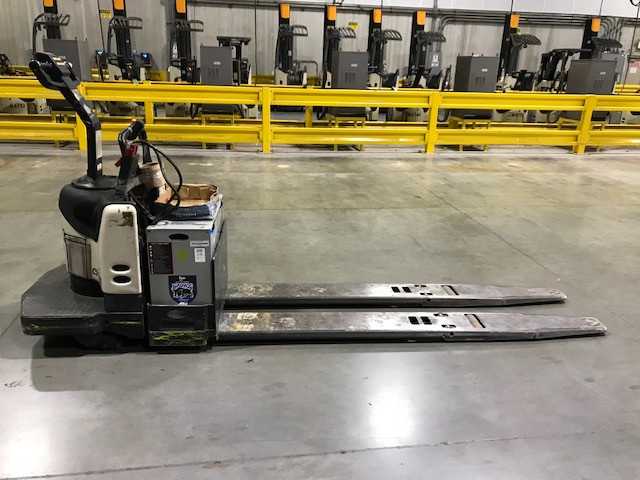 2005 Crown PE4000-60 rider jack, Hebron, KY - MANUAL PALLET JACKS