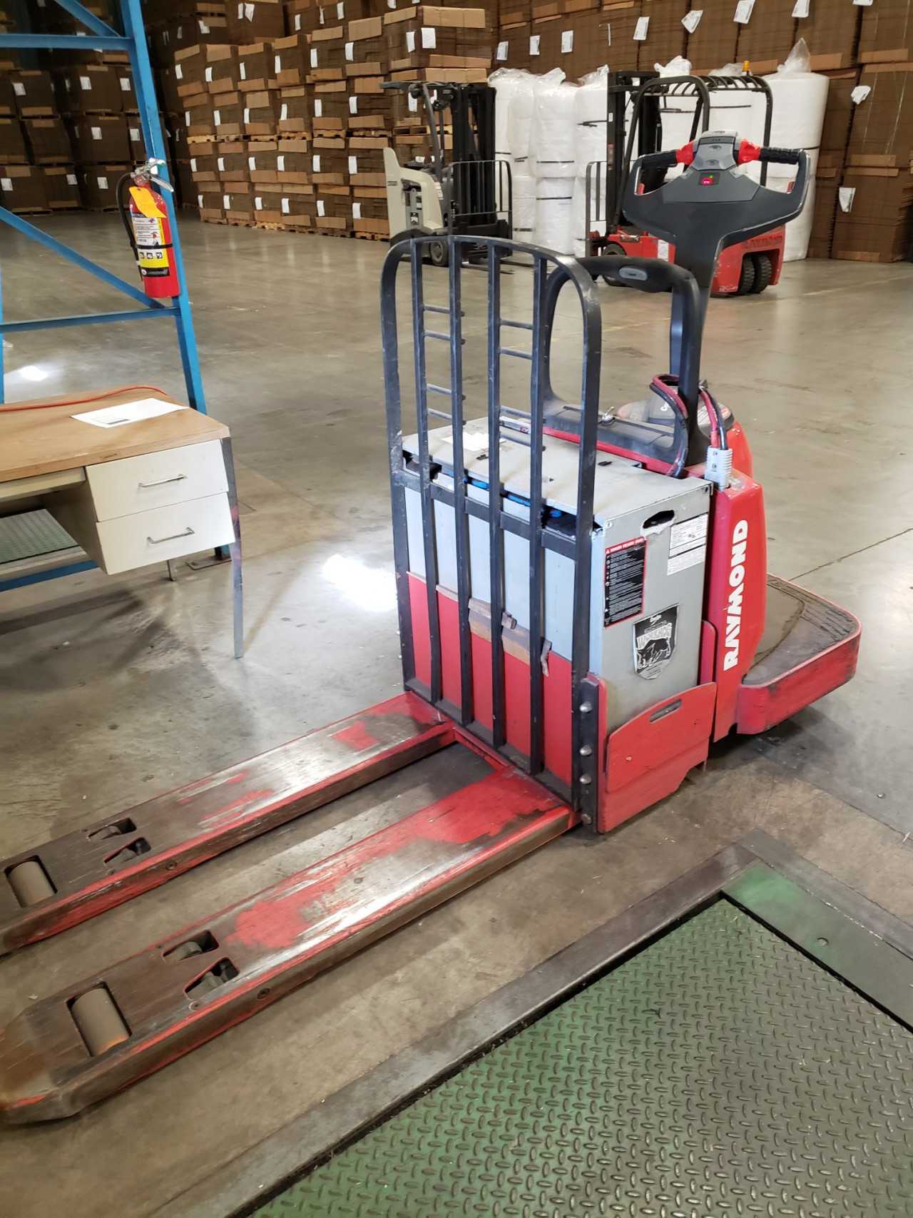 2009 Raymond 8400 rider pallet jack, Erie, PA - MANUAL PALLET JACKS