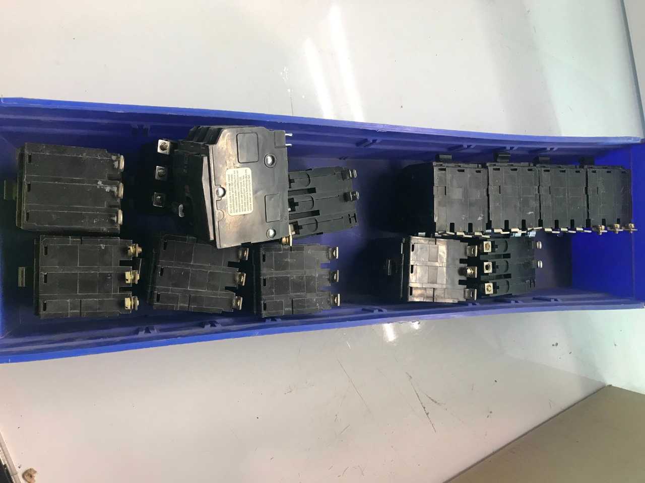 VARIOUS SQUARE D CIRCUIT BREAKERS (QTY 13) - CIRCUIT BREAKERS