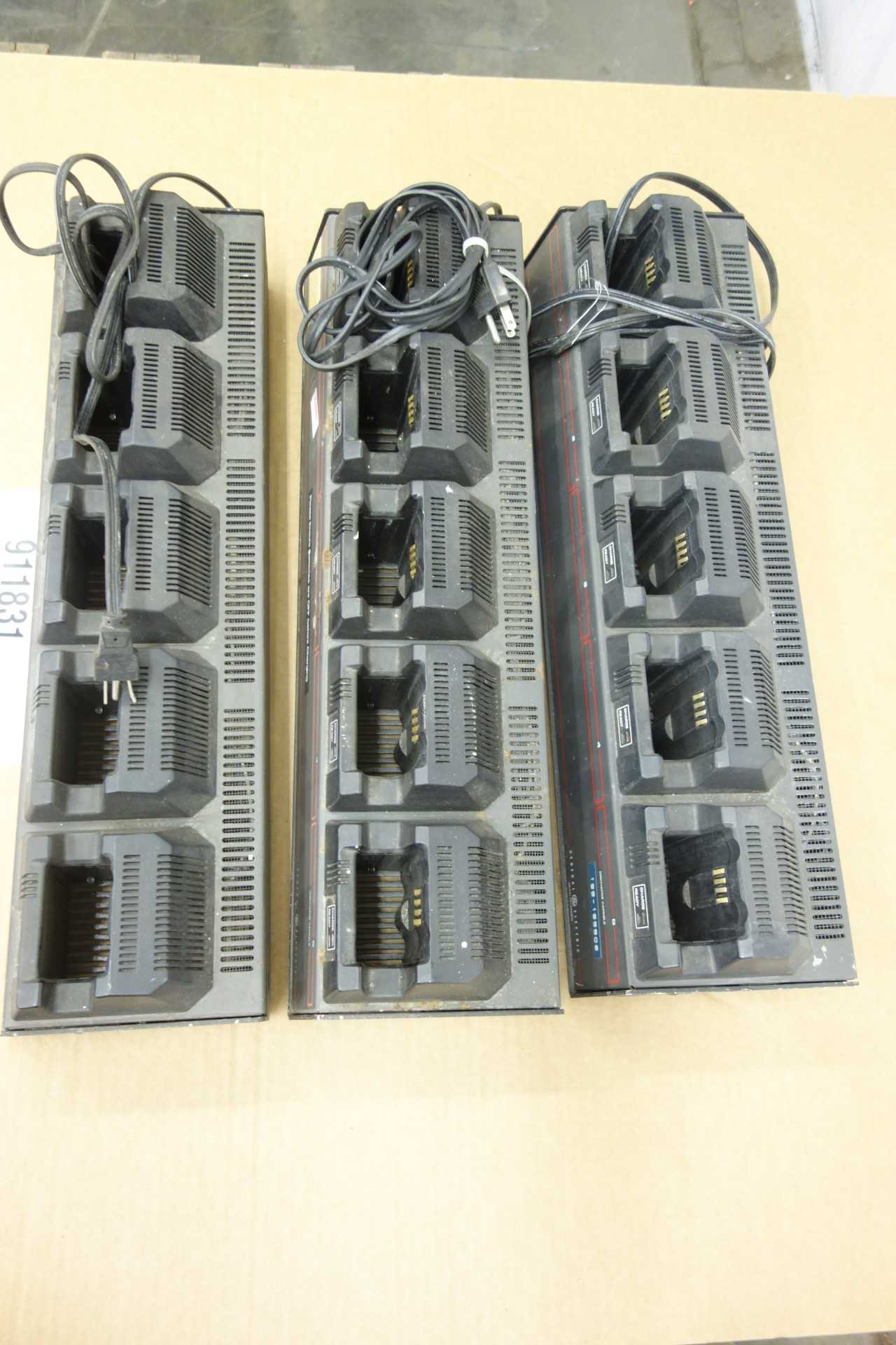 LOT OF 3 ASSORTED 5-STATION PERSONAL RADIO CHARGERS - ELECTRICAL COMPONENTS