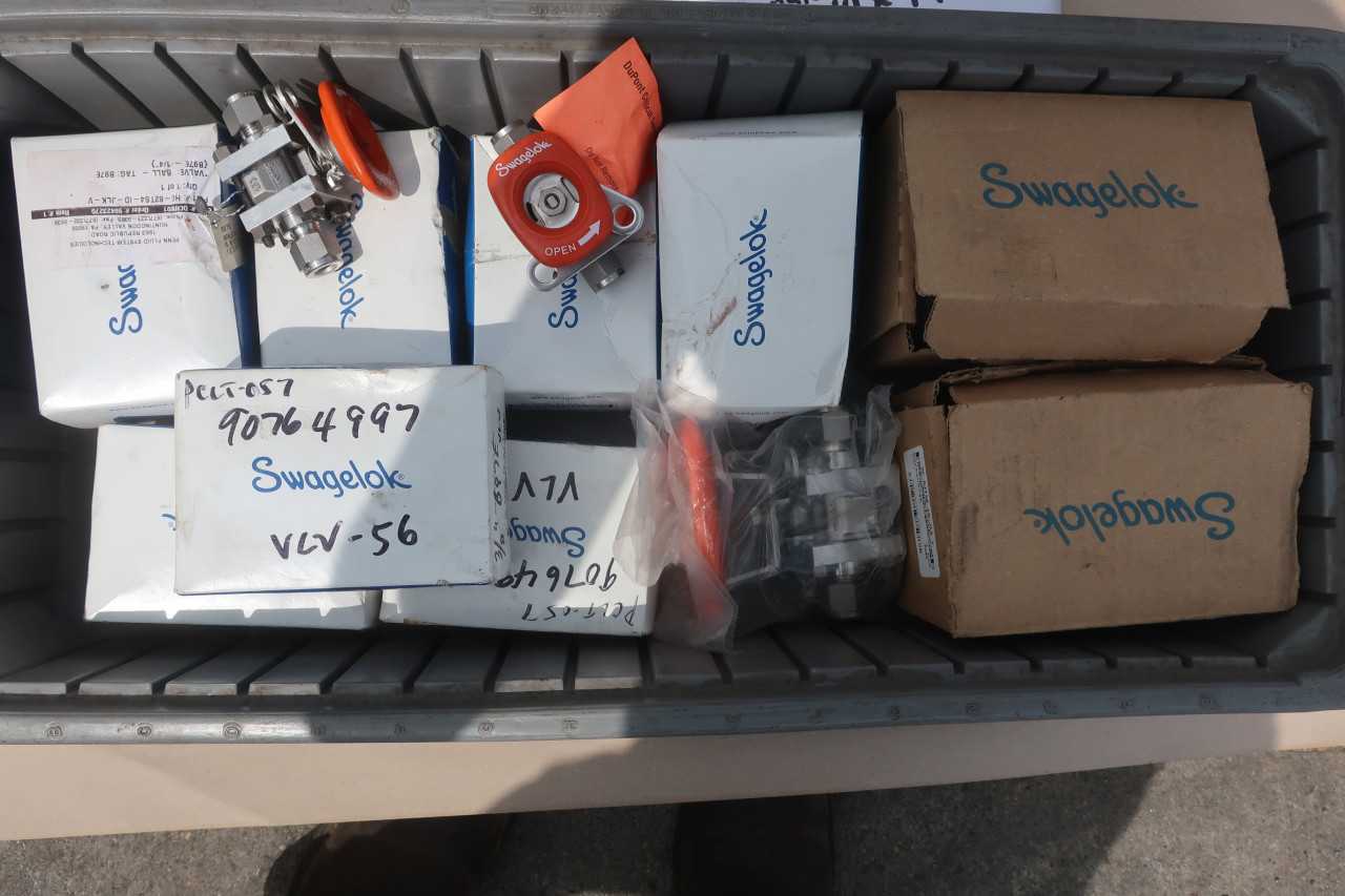 LOT OF ASSORTED SWAGELOK BALL VALVES - BALL VALVE