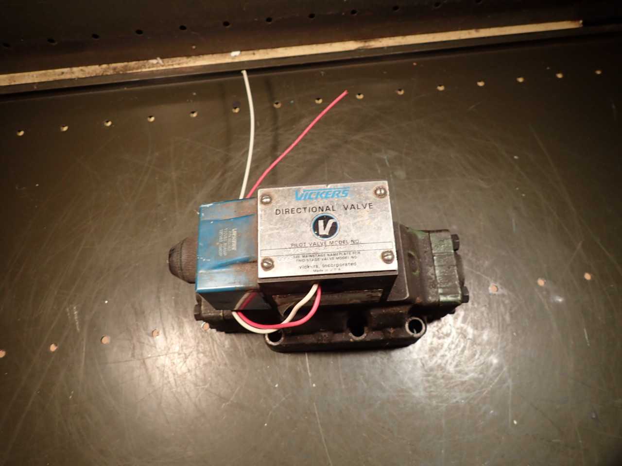 Vickers 879249-DG4S4-012A-B-60 Directional Hydraulic Valve: 276550 Manifold - HYDRAULIC VALVE