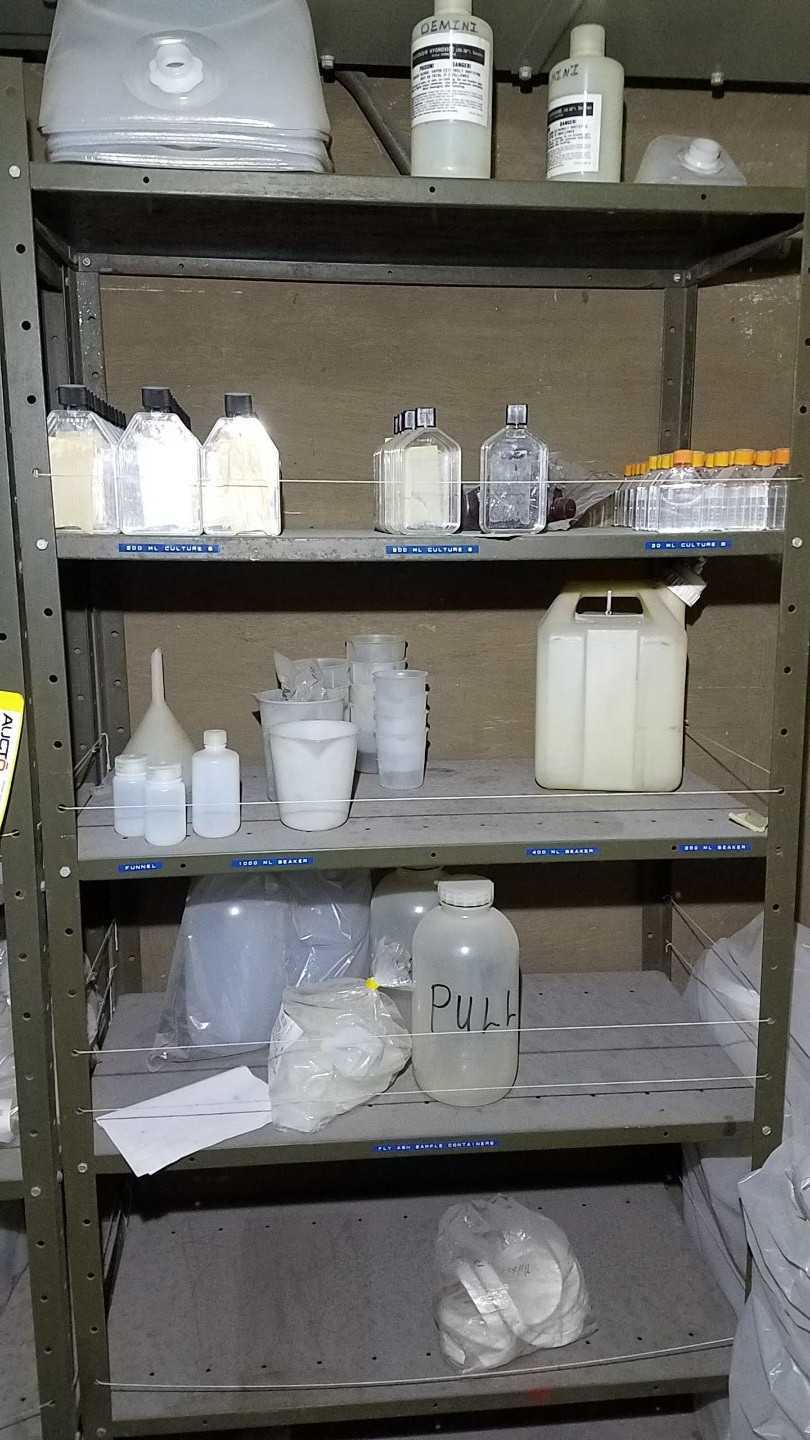 CONTENTS OF 2 SHELVES, ASSORTED GLASSWARE, BEAKERS, FLASKS, STORAGE CONTAINERS - LAB & SCIENTIFIC