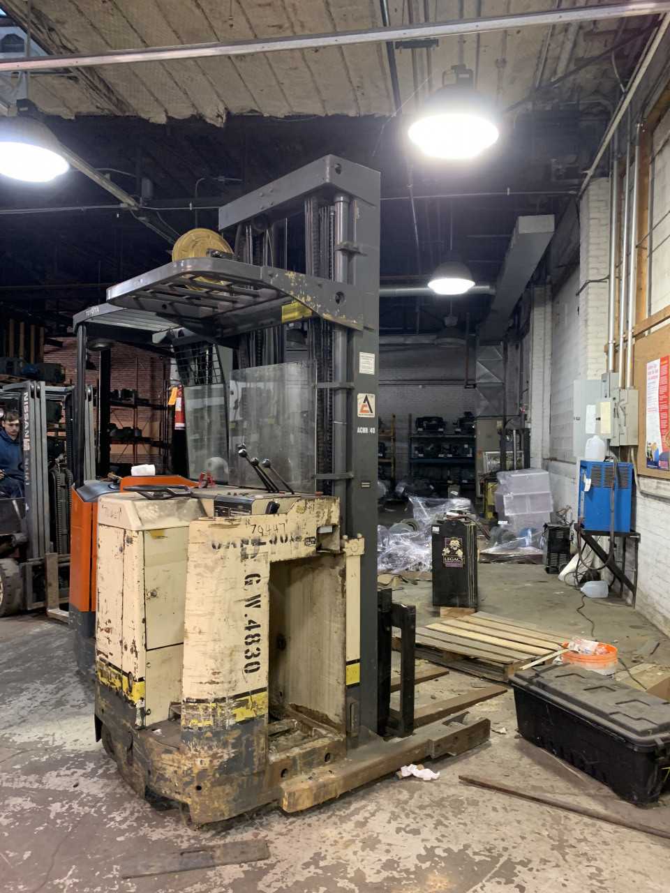 Allis-Chalmers Standing Lift 2500 lbs Capacity - FORKLIFTS Allis-Chalmers Standing Lift 2500 lbs Capacity - FORKLIFTS