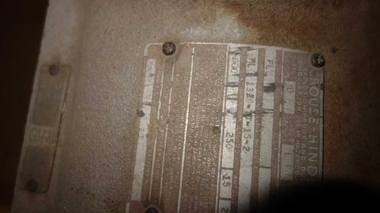 LOT OF ASSORTED ELECTRICAL SWITCHES - DISCONNECT SWITCHES