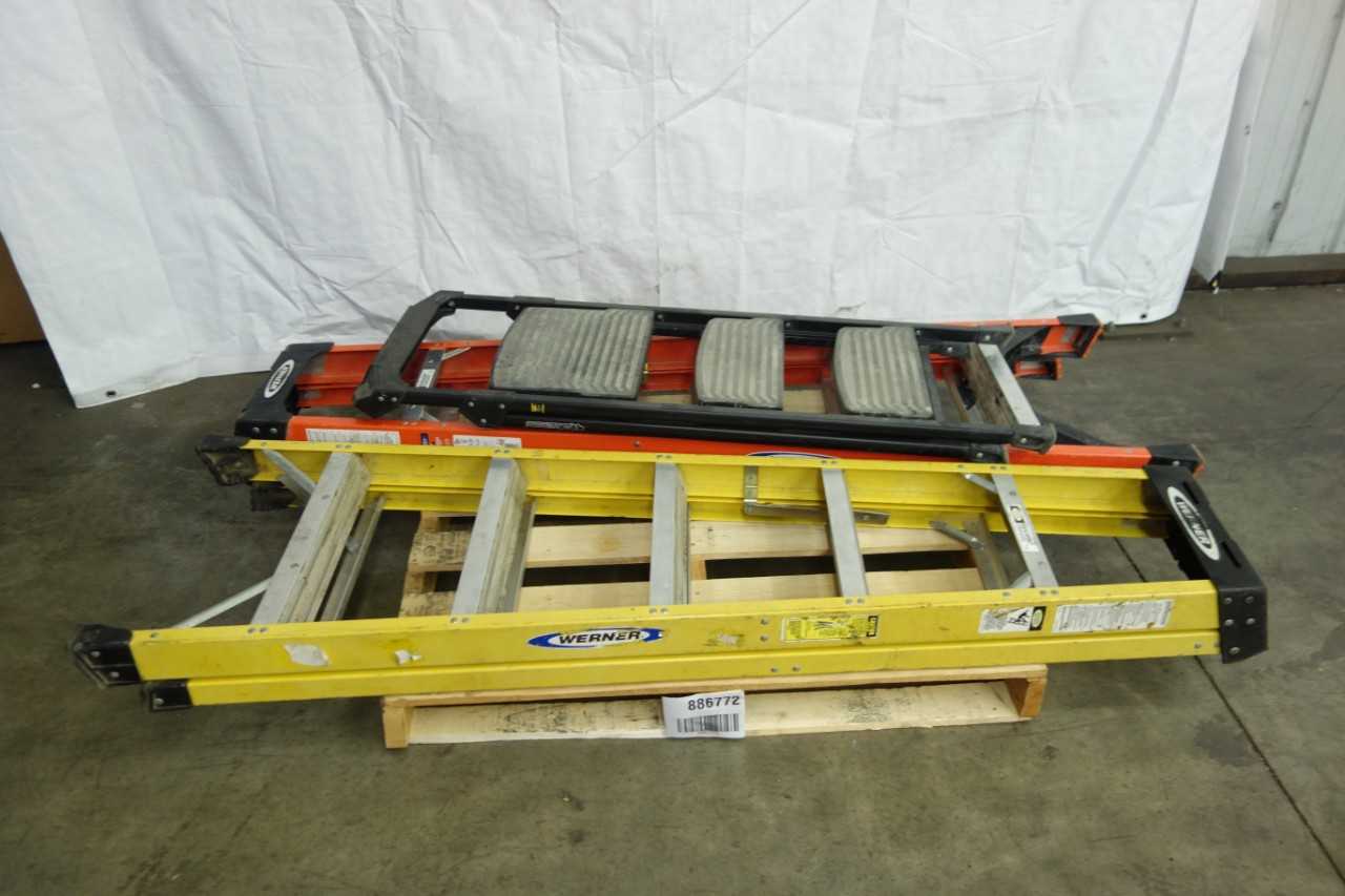 LOT OF ASSORTED 300 LB CAPACITY STEP LADDERS - MATERIAL HANDLING