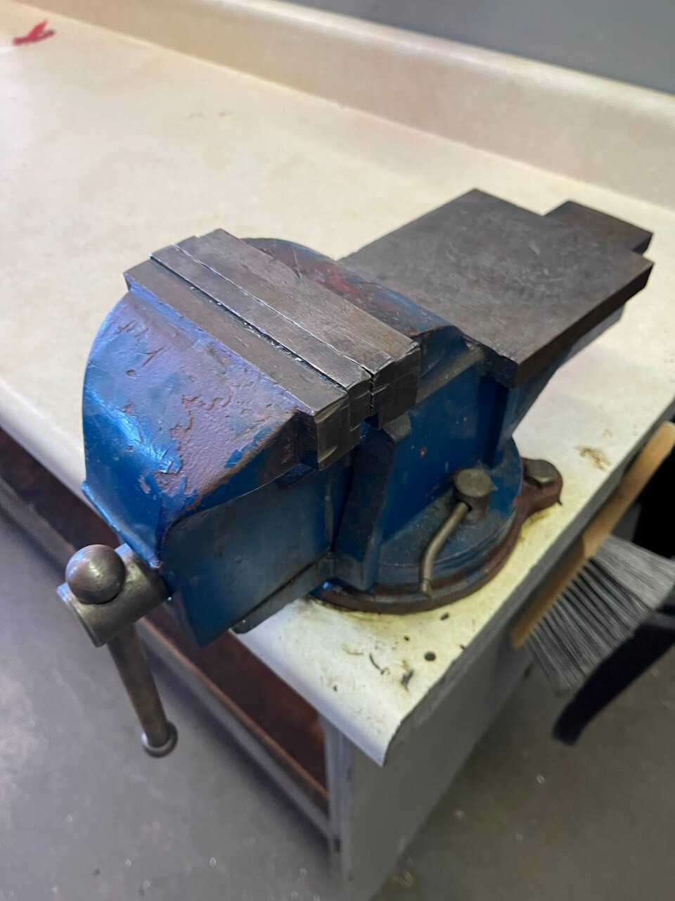 Workbench with Vise - MATERIAL HANDLING