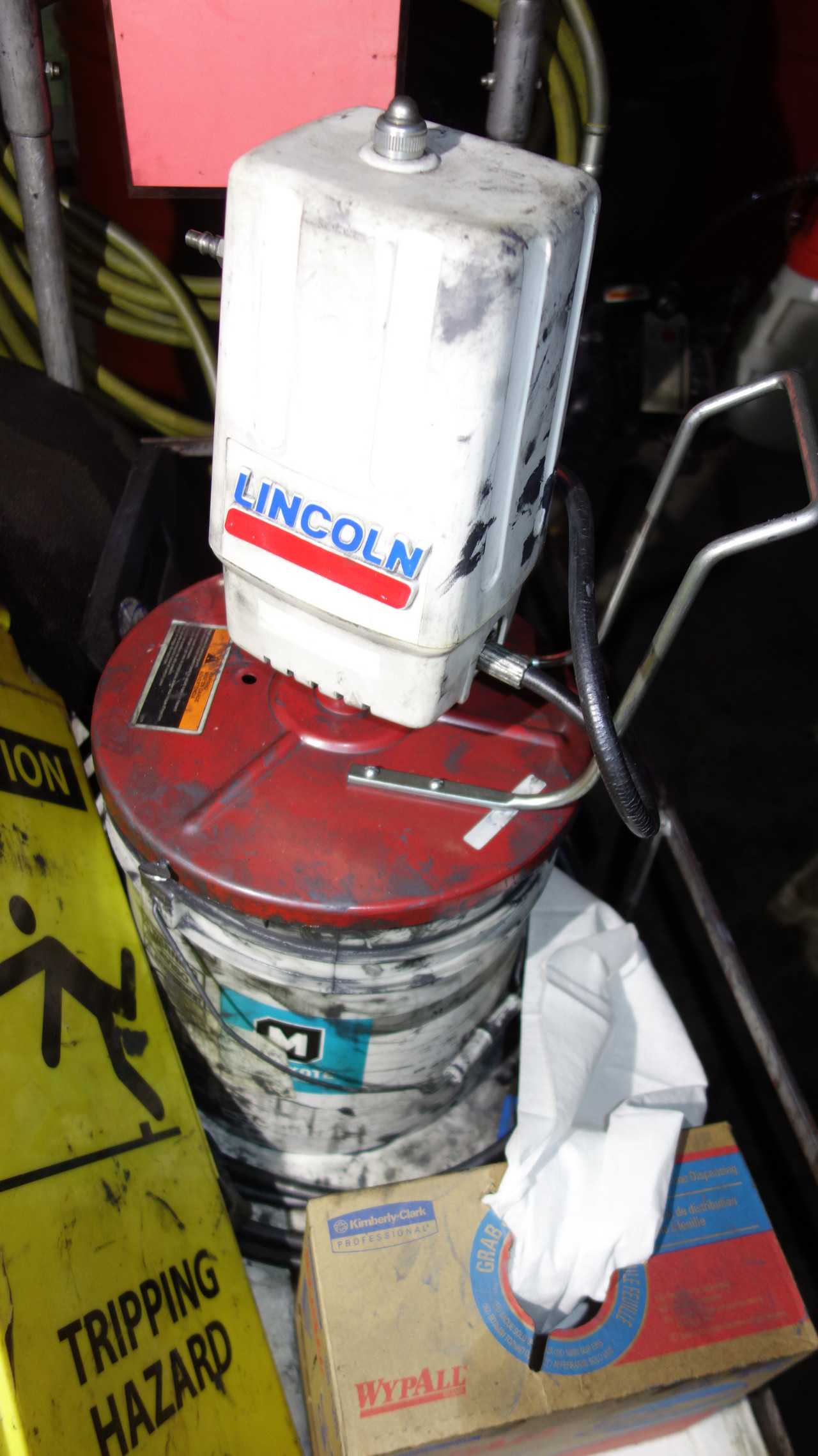 CART WITH PNEUMATIC LINCOLN OIL PUMP - PUMPS
