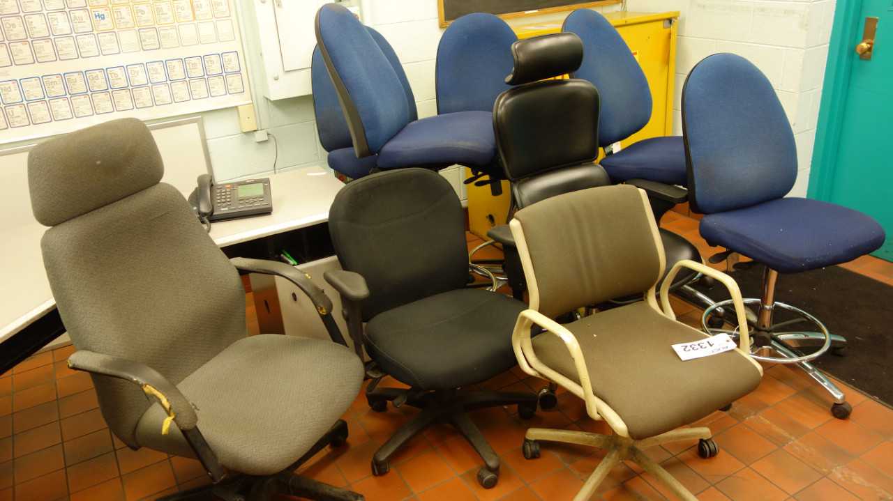 LOT OF 9 CHAIRS WITH DESK AND PHONE - PLANT & FACILITY