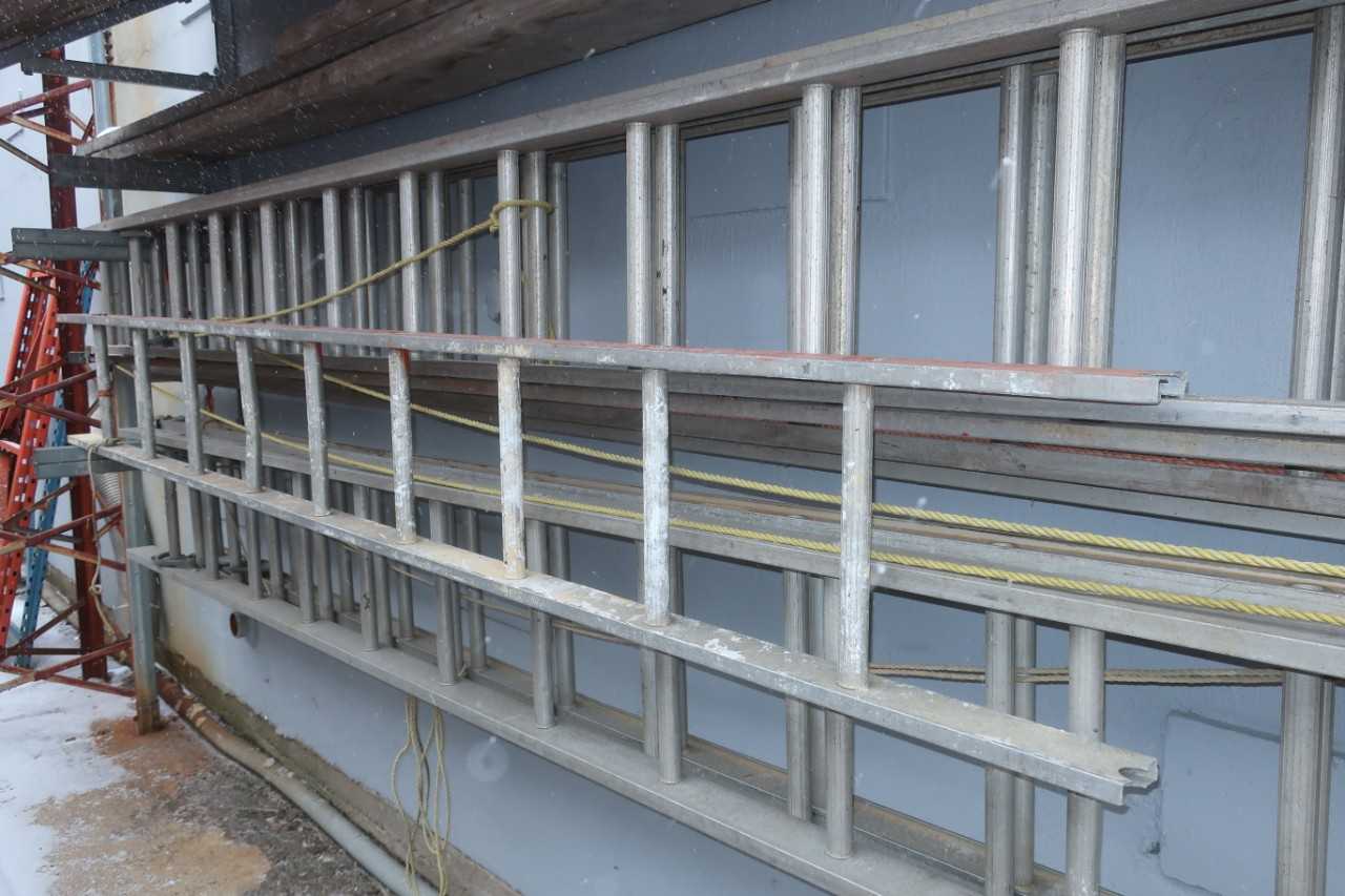LOT OF ASSORTED EXTENSION LADDERS - ELECTRIC POWER TOOLS