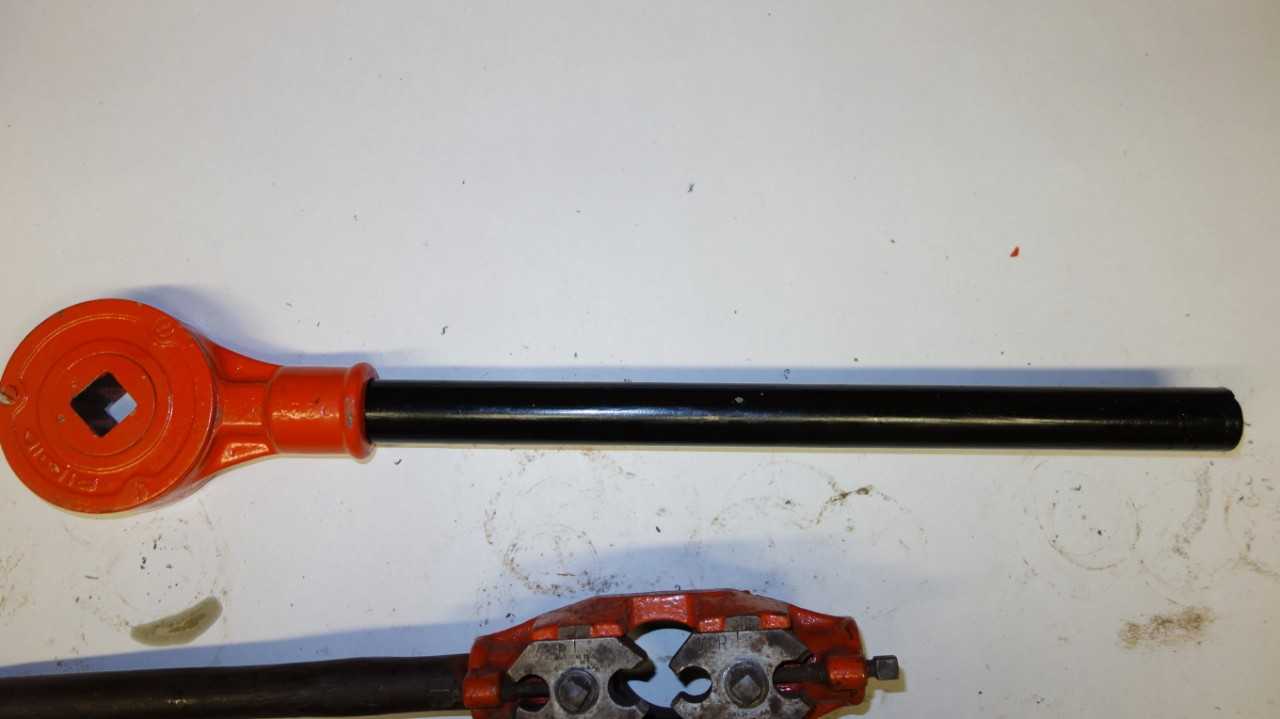 LOT OF 3 ASSORTED DIE HEAD RATCHET THREADERS, RIDGID, ARMSTRONG - HAND TOOLS