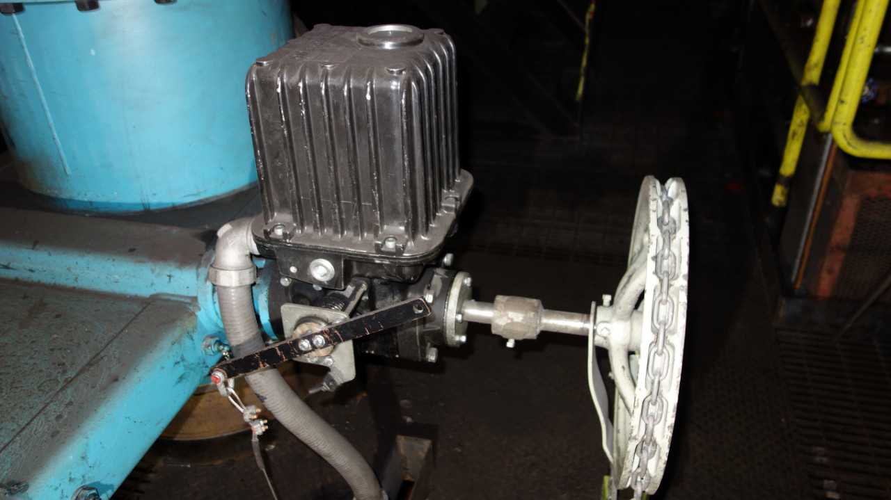 LOT OF 4 LIMITORQUE L120-20 VALVE OPERATORS - VALVES