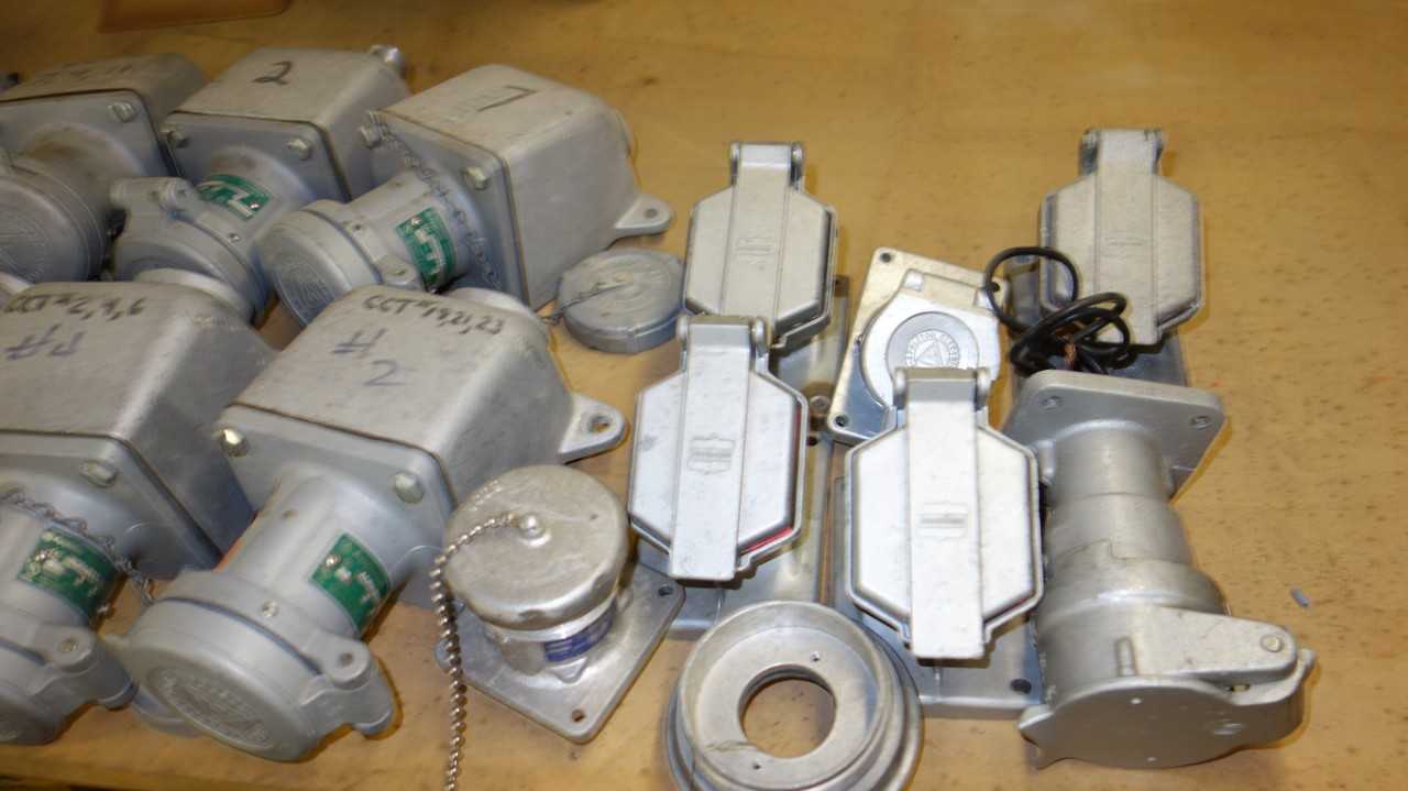 LOT OF ASSORTED ELECTRICAL PLUGS AND RECEPTACLES - PLUGS & RECEPTACLES