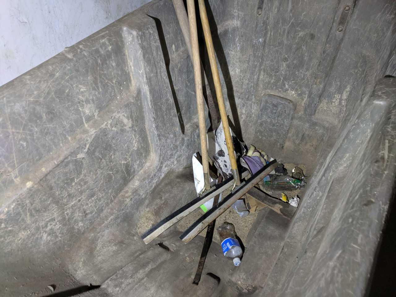 LOT OF ASSORTED CARTS, SCAFFOLDING POLES, PIPE - ROLLING CARTS
