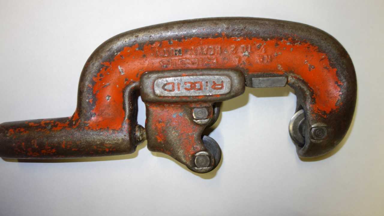 LOT OF 5 RIDGID 2A 1/2 TO 2 IN PIPE CUTTERS - HAND TOOLS