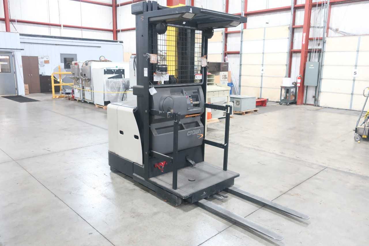 CROWN SP3010-30 ELECTRIC ORDER PICKER REACH TRUCK 24V-DC 3000LBS 148IN - REACH TRUCKS