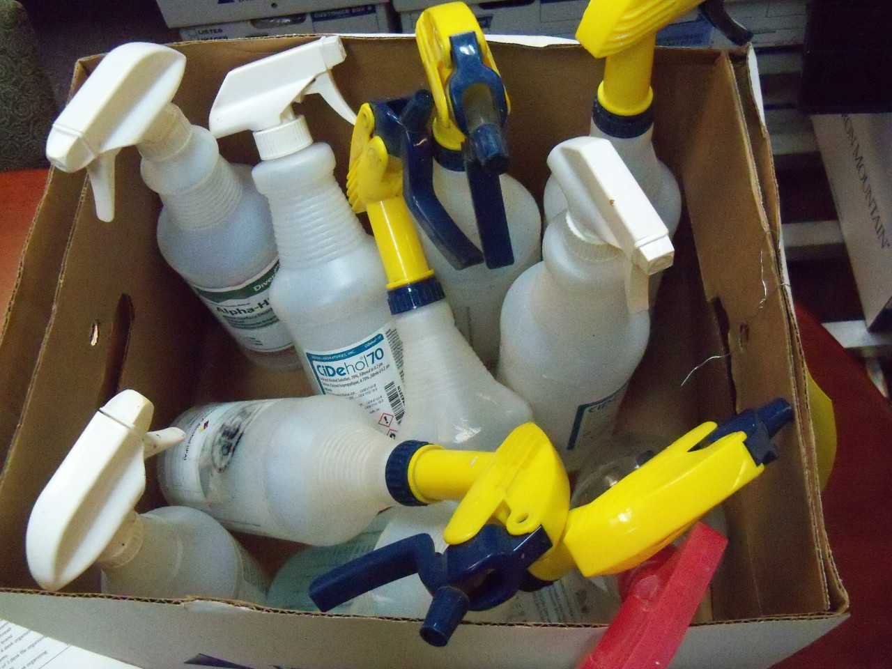 Lot of 17 cleaning bottles - PLANT & FACILITY EQUIPMENT