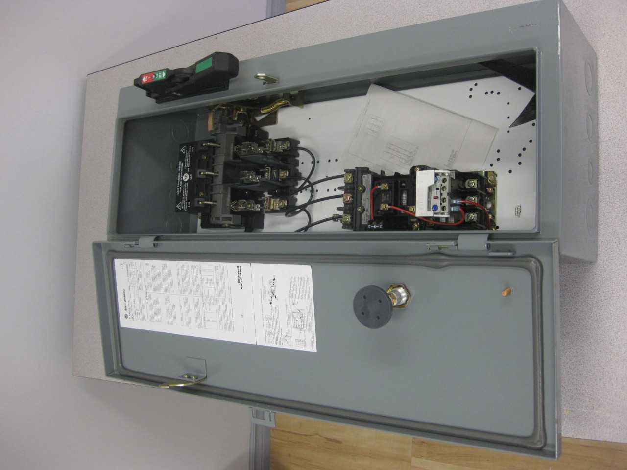 ALLEN BRADLEY DISCONNECT SWITCH WITH SIZE 1 STR QYT 3 - DISCONNECT SWITCHES