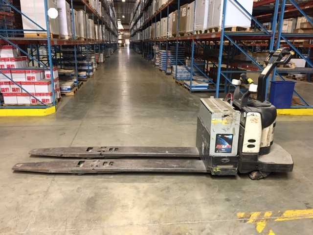 2005 Crown PE4000-80 double rider pallet jack, Lemoyne, PA - MANUAL PALLET JACKS